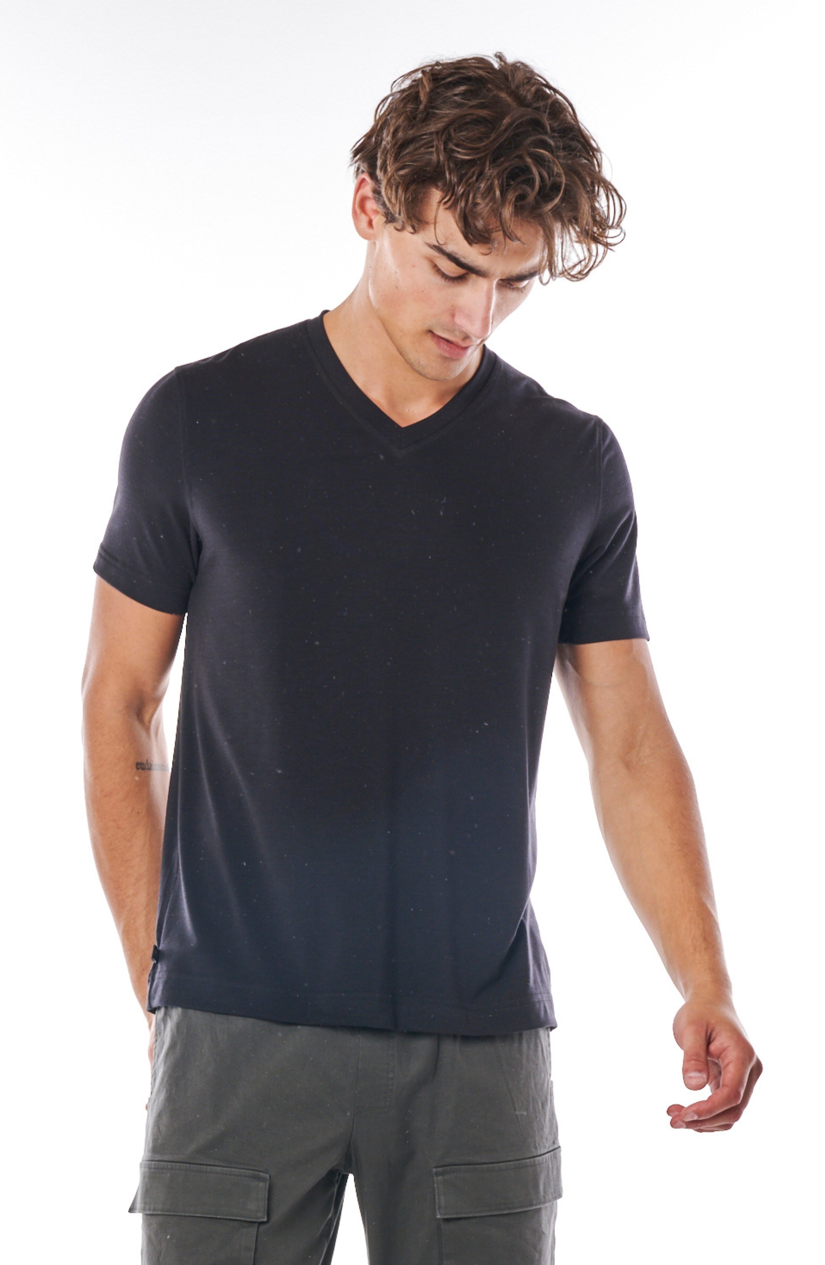 EVERYDAY V-NECK