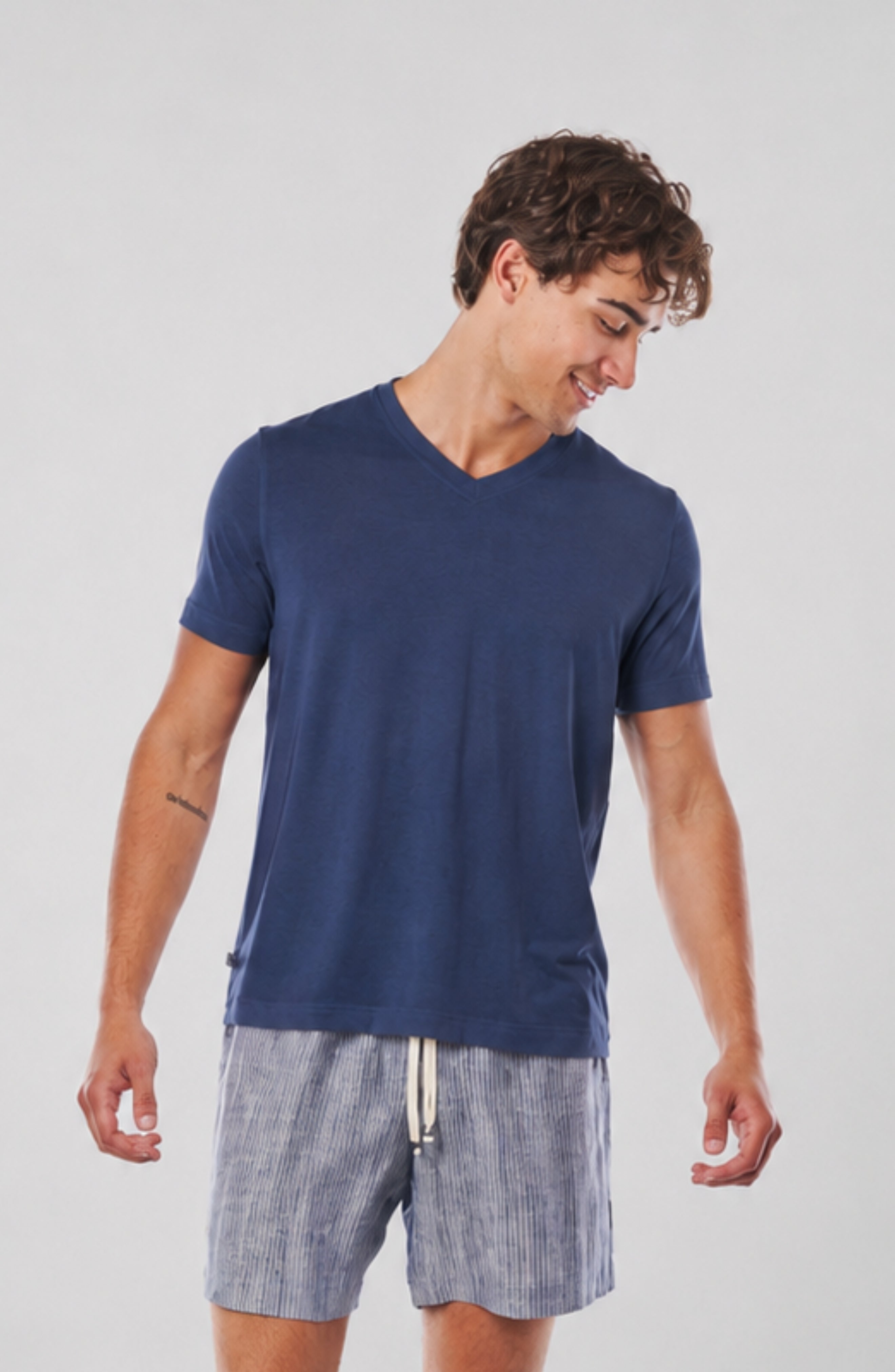 EVERYDAY V-NECK