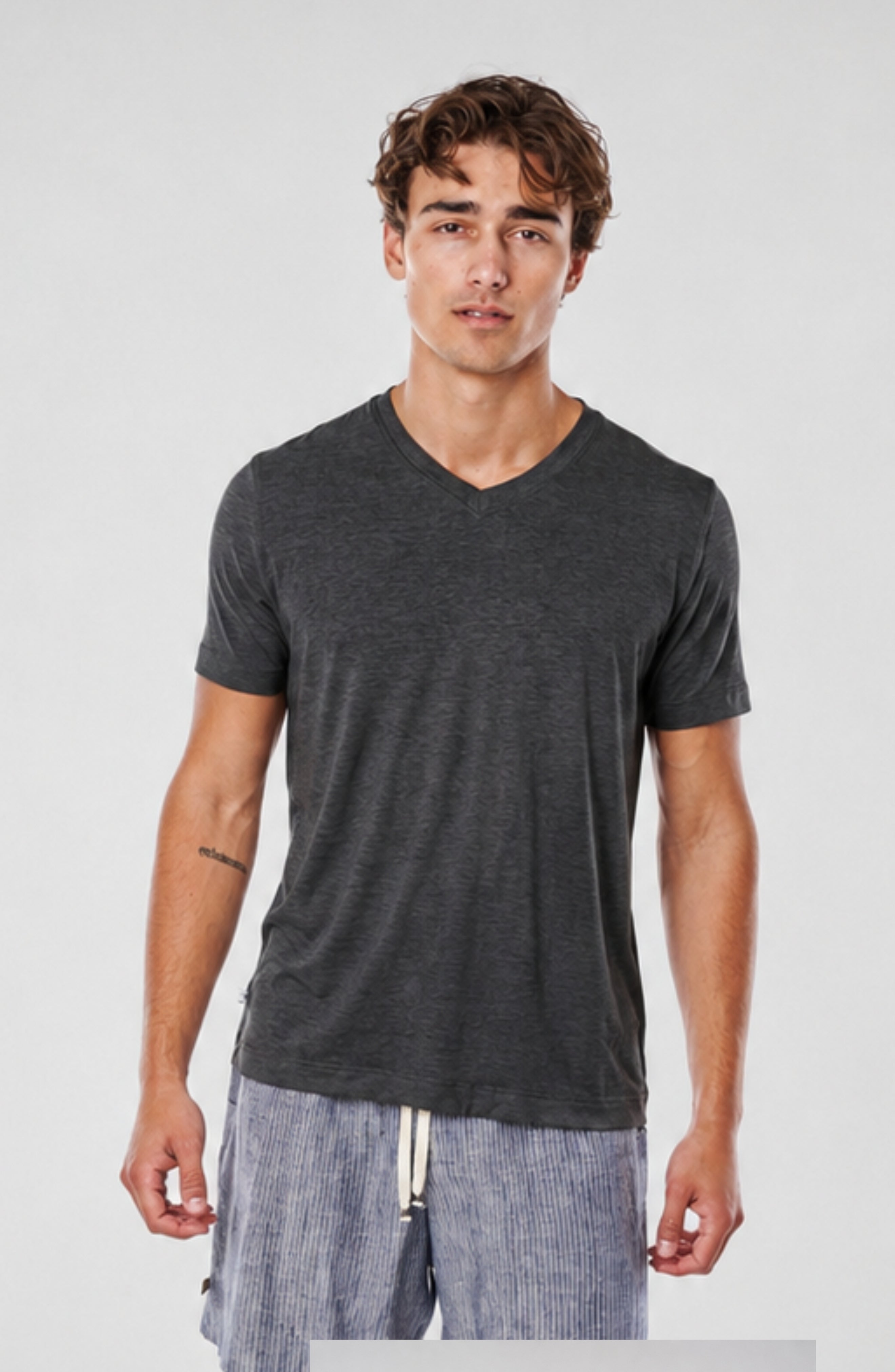EVERYDAY V-NECK