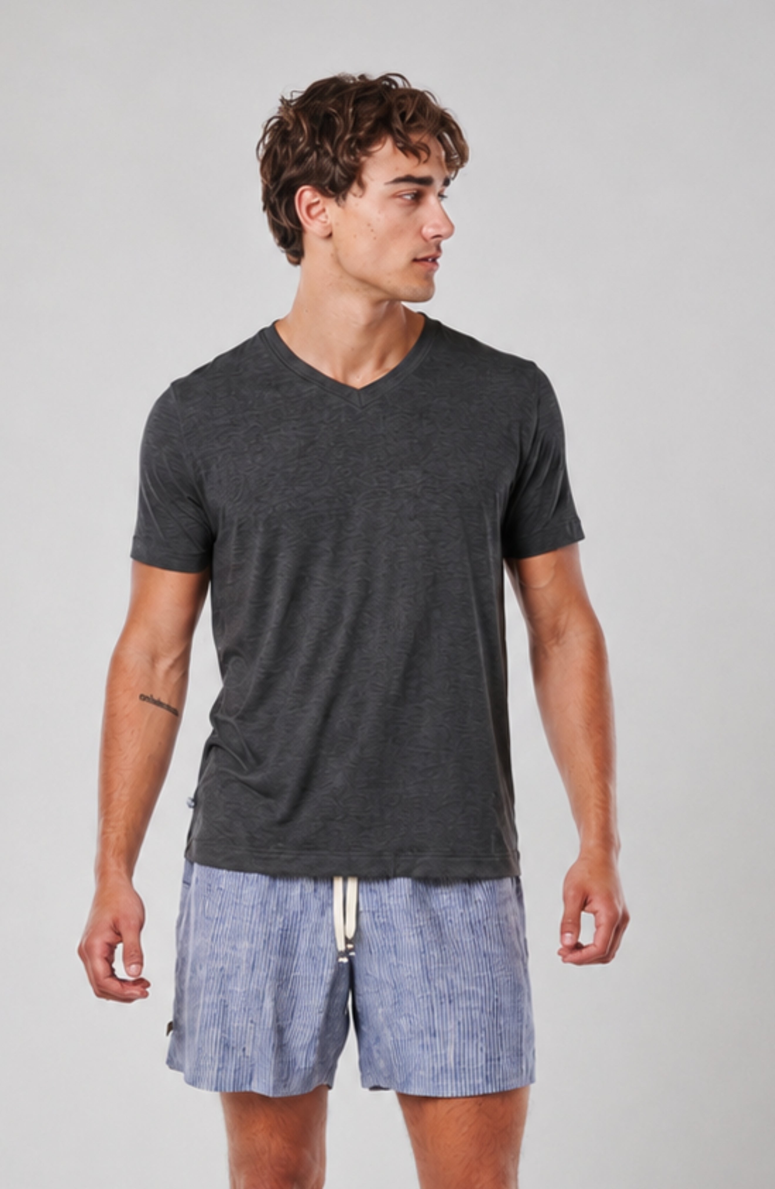 EVERYDAY V-NECK
